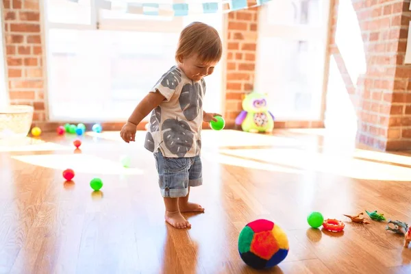 Entzückendes Kleinkind Spielt Kindergarten Mit Bällen Jede Menge Spielzeug — Stockfoto