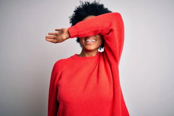 年轻美丽的非洲裔美国女人 卷曲的头发 身穿红色休闲衫 满眼笑容 盲目概念 — 图库照片
