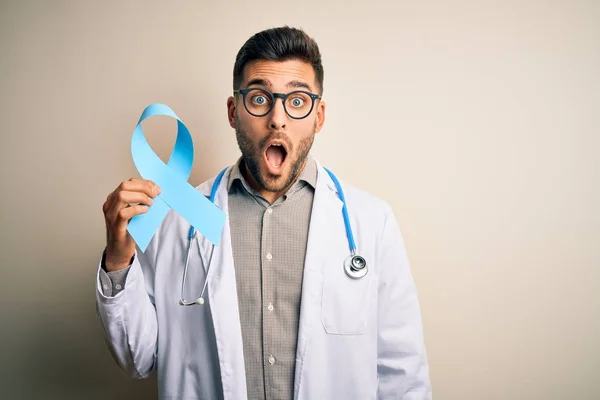 Jovem Médico Profissional Homem Segurando Cólon Consciência Fita Azul Sobre — Fotografia de Stock