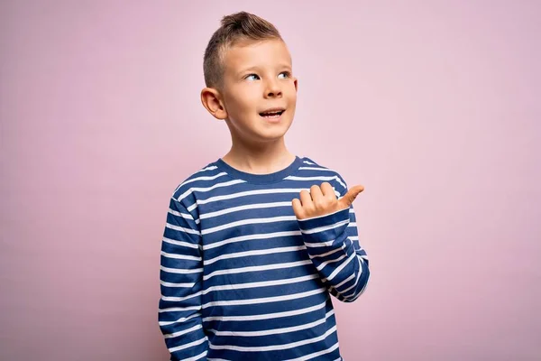 Giovane Bambino Caucasico Con Gli Occhi Azzurri Che Indossa Camicia — Foto Stock