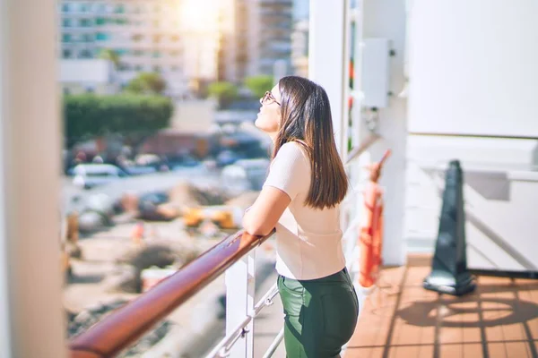 Giovane Bella Donna Vacanza Sorridente Felice Fiducioso Piedi Ponte Nave — Foto Stock