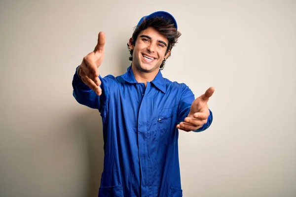 Jovem Mecânico Vestindo Boné Azul Uniforme Sobre Fundo Branco Isolado — Fotografia de Stock