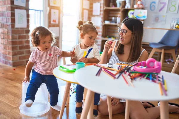 Young Beautiful Teacher Toddlers Playing Meals Using Plastic Food Cutlery — Stock Photo, Image