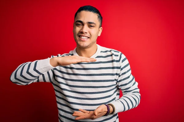Mladý Brazilský Muž Neformálním Pruhovaném Tričku Stojící Nad Izolovaným Červeným — Stock fotografie