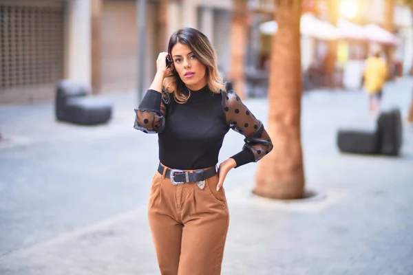 Giovane Bella Donna Sorridente Felice Fiducioso Piedi Passeggiando Città — Foto Stock