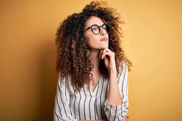 Joven Hermosa Mujer Con Pelo Rizado Piercing Con Camisa Rayas — Foto de Stock