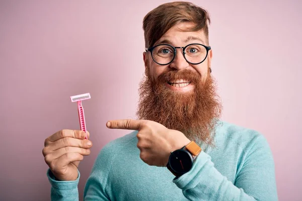 Rossa Uomo Irlandese Con Barba Tenuta Rasoio Bellezza Rasatura Cura — Foto Stock