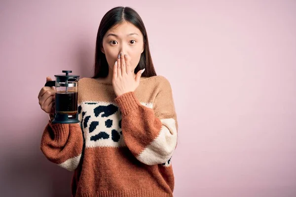 Jonge Aziatische Vrouw Het Maken Van Een Glas Koffie Met — Stockfoto