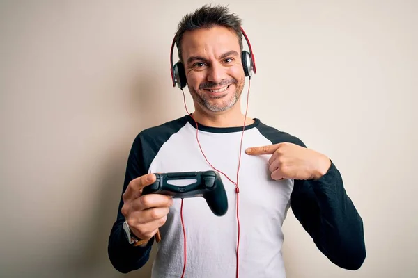 Joven Jugador Guapo Hombre Jugando Videojuego Usando Joystick Auriculares Con —  Fotos de Stock