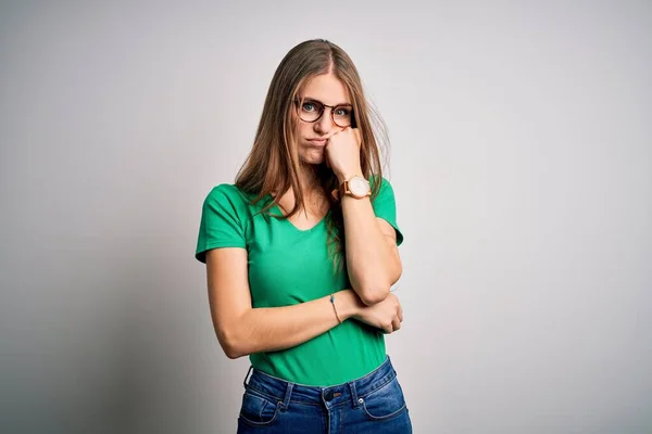 Giovane Bella Rossa Donna Indossa Casual Shirt Verde Occhiali Sfondo — Foto Stock