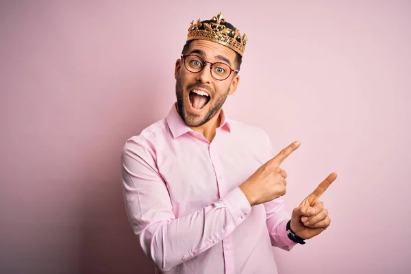 Fiatal Jóképű Üzletember Arany Koronát Visel Királyként Rózsaszín Háttér Felett — Stock Fotó