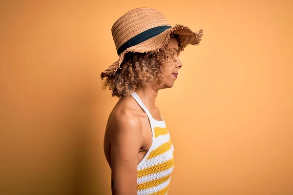 Mujer Turista Afroamericana Con Rizado Vacaciones Con Sombrero Verano Camiseta — Foto de Stock