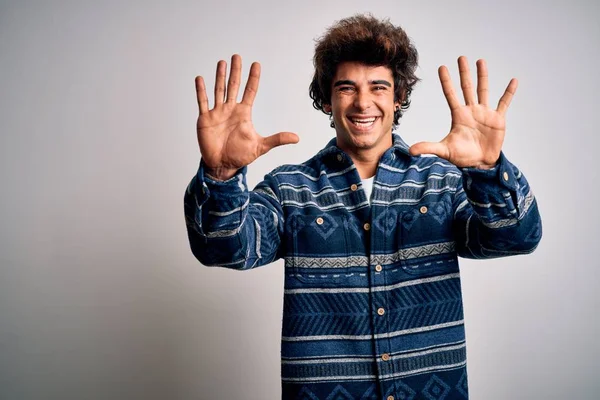 Jovem Homem Bonito Vestindo Camisa Casual Sobre Fundo Branco Isolado — Fotografia de Stock