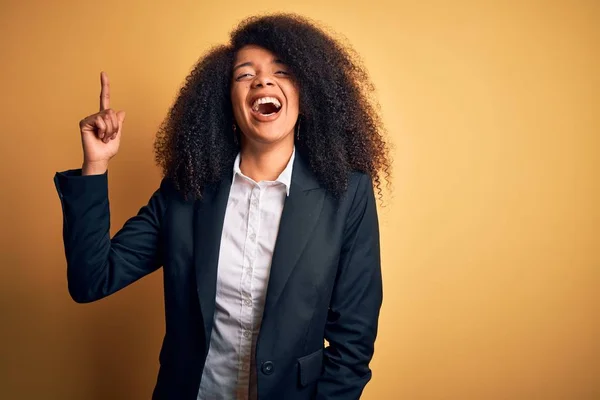 Ung Vacker Afrikansk Amerikansk Affärskvinna Med Afro Hår Bär Elegant — Stockfoto