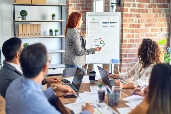 Grupo Trabalhadores Negócios Trabalhando Juntos Uma Reunião Deles Fazendo Apresentação — Fotografia de Stock