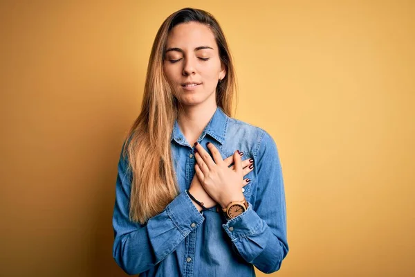 Mladá Krásná Blondýnka Modrýma Očima Džínové Košili Přes Žluté Pozadí — Stock fotografie