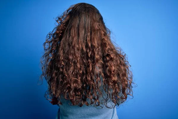 Mujer Hermosa Joven Con Pelo Rizado Usando Suéter Casual Azul —  Fotos de Stock