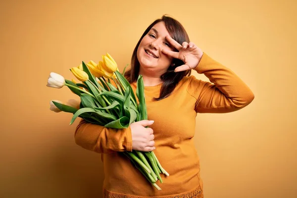 Krásná Velikost Žena Drží Romantickou Kytici Přírodních Tulipánů Květy Žlutém — Stock fotografie