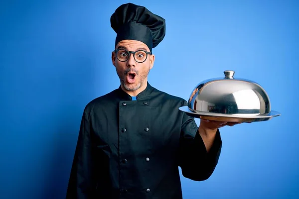 Jovem Bonito Chef Homem Vestindo Uniforme Chapéu Segurando Garçom Bandeja — Fotografia de Stock