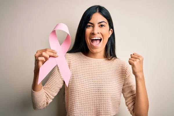 Ung Vacker Latinamerikansk Kvinna Håller Bröstcancer Medvetenhet Rosa Band Skriker — Stockfoto