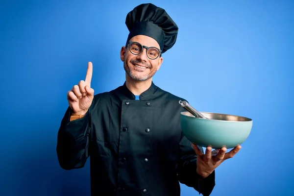 Joven Hombre Guapo Chef Con Uniforme Cocina Sombrero Mezclando Usando —  Fotos de Stock