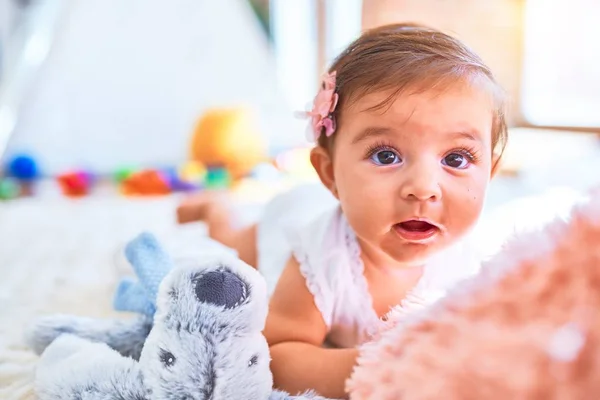 Hermoso Bebé Feliz Jardín Infantes Alrededor Juguetes Colores Que Yacen — Foto de Stock