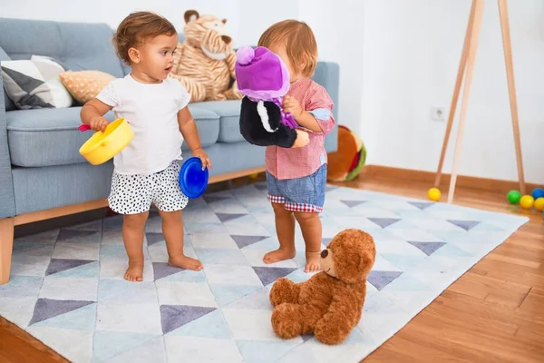 Entzückende Kleinkinder Spielen Kindergarten Mit Teddybär — Stockfoto