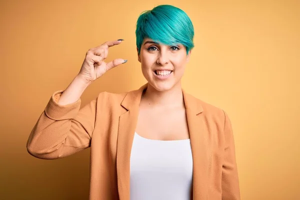 Mulher Bonita Nova Com Cabelo Azul Forma Que Veste Jaqueta — Fotografia de Stock