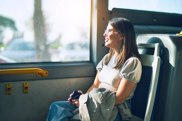 Jonge Mooie Vrouw Glimlachend Gelukkig Zelfverzekerd Zittend Met Een Glimlach — Stockfoto