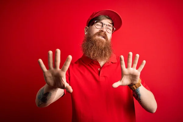 Junger Gutaussehender Zusteller Mit Brille Und Roter Mütze Vor Isoliertem — Stockfoto