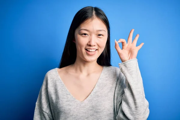 Jonge Mooie Aziatische Vrouw Draagt Casual Trui Staan Blauw Geïsoleerde — Stockfoto