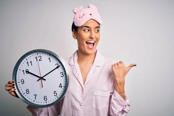 Joven Hermosa Morena Con Pijama Máscara Dormir Sosteniendo Gran Reloj —  Fotos de Stock