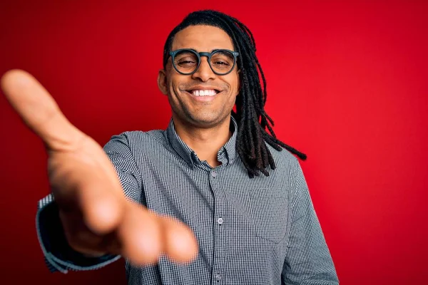 Ung Vacker Afrikansk Amerikansk Man Med Dreadlocks Avslappnad Skjorta Och — Stockfoto