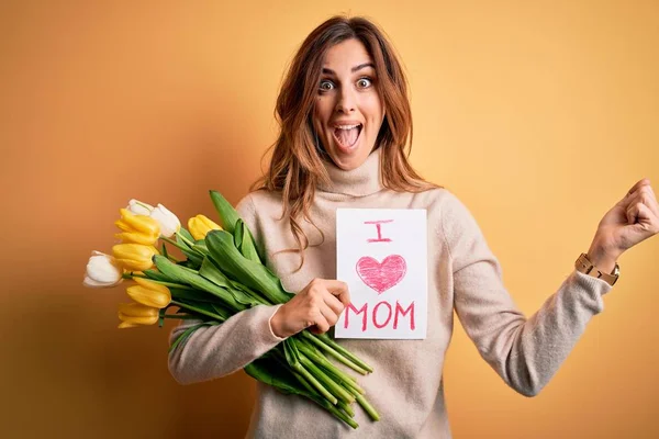 Mooie Brunette Vrouw Met Liefde Moeder Boodschap Tulpen Vieren Moeders — Stockfoto