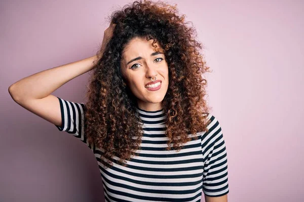 Jonge Mooie Vrouw Met Krullend Haar Piercing Dragen Casual Gestreepte — Stockfoto