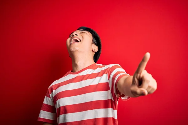 Jovem Chinês Bonito Vestindo Casual Listrado Shirt Sobre Fundo Vermelho — Fotografia de Stock