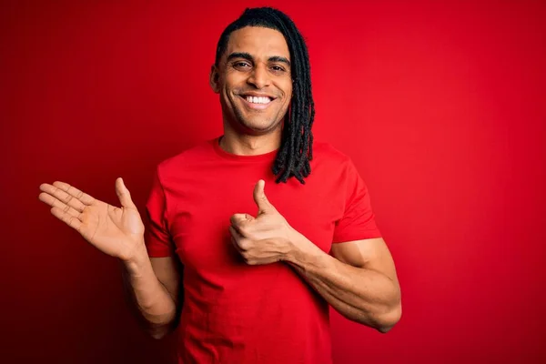 Jovem Afro Americano Africano Bonito Homem Com Dreadlocks Vestindo Vermelho — Fotografia de Stock