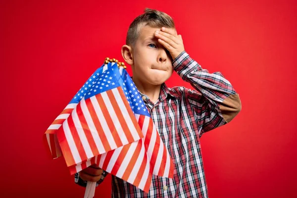 Fiatal Kis Amerikai Hazafias Kaukázusi Gyerek Tartja Zászlót Usa Felett — Stock Fotó