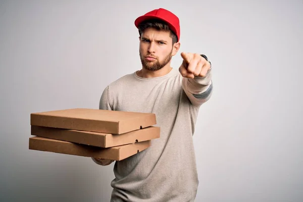 Fiatal Szőke Férfi Szakállal Kék Szemekkel Kezében Karton Pizzával Ujjal — Stock Fotó