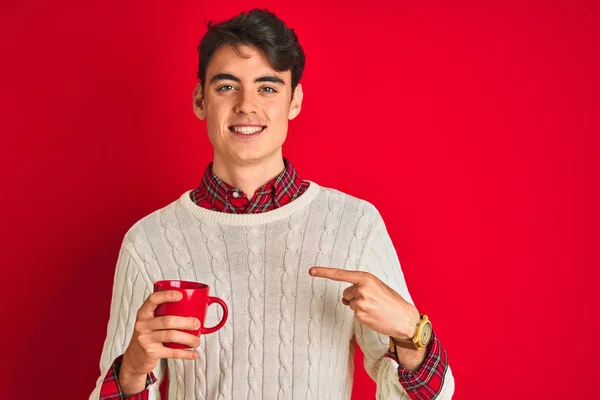 Nastolatek Zimowym Swetrze Pijący Filiżankę Kawy Odizolowanym Czerwonym Tle Bardzo — Zdjęcie stockowe