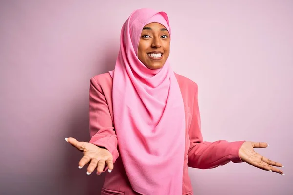 Junge Afroamerikanische Afrofrau Trägt Muslimischen Hijab Über Isoliertem Rosa Hintergrund — Stockfoto