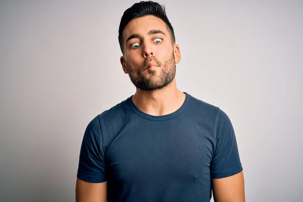 Joven Hombre Guapo Con Camiseta Casual Pie Sobre Fondo Blanco — Foto de Stock