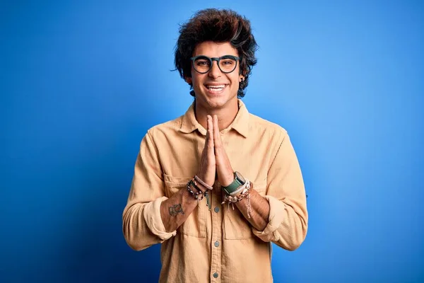 Jovem Homem Bonito Vestindo Camisa Casual Sobre Fundo Azul Isolado — Fotografia de Stock