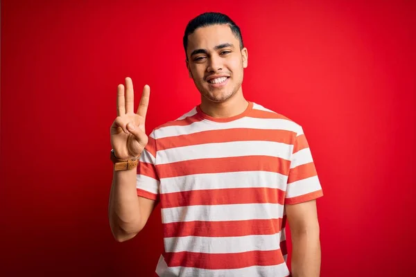 Junger Brasilianischer Mann Lässig Gestreiftem Shirt Steht Vor Isoliertem Roten — Stockfoto