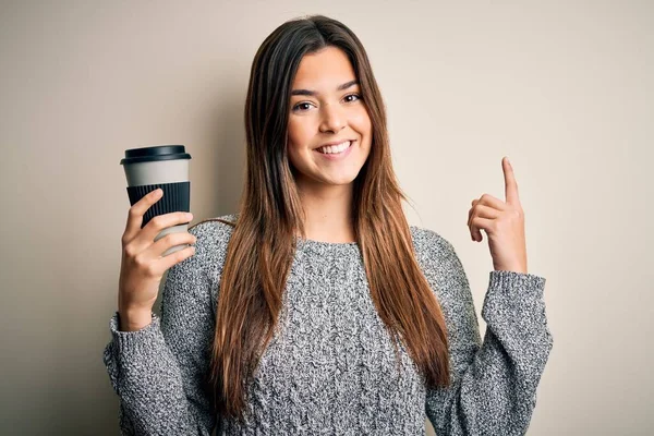 Giovane Bella Ragazza Che Beve Tazza Caffè Piedi Sfondo Bianco — Foto Stock