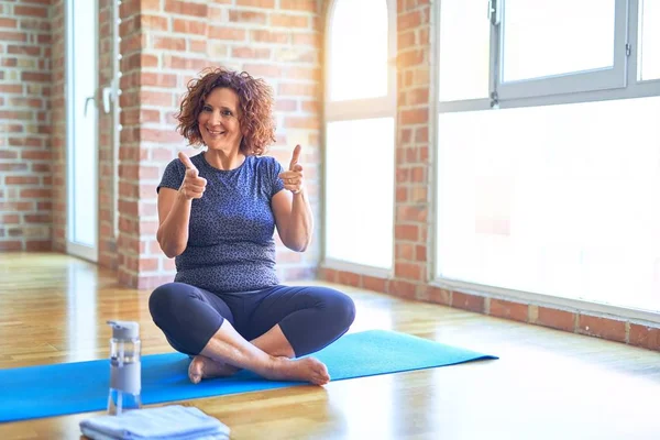 Middelbare Leeftijd Mooie Sportvrouw Dragen Sportkleding Zittend Mat Oefenen Yoga — Stockfoto