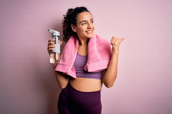 Joven Deportista Hermosa Con Pelo Rizado Haciendo Deporte Beber Botella —  Fotos de Stock