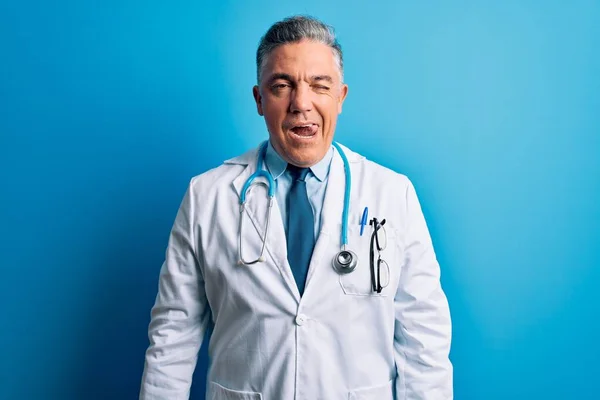 Hombre Guapo Médico Pelo Gris Mediana Edad Con Abrigo Estetoscopio — Foto de Stock