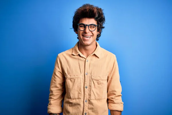 Genç Yakışıklı Bir Adam Günlük Gömleğini Giymiş Mavi Arka Planda — Stok fotoğraf