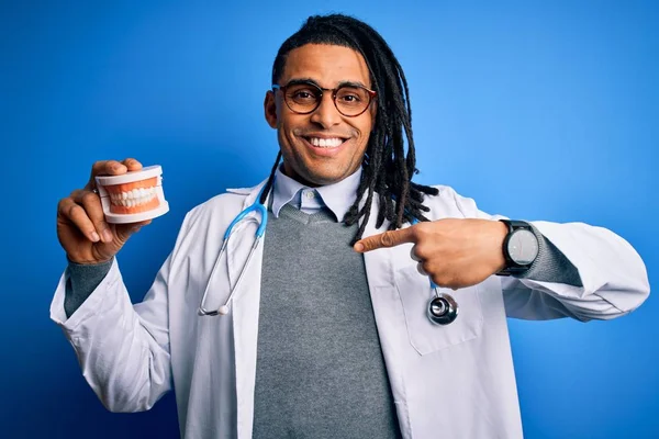 Jovem Afro Americano Africano Dentista Homem Médico Vestindo Estetoscópio Segurando — Fotografia de Stock